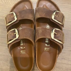Like new gold buckle Arizona Birkenstocks!